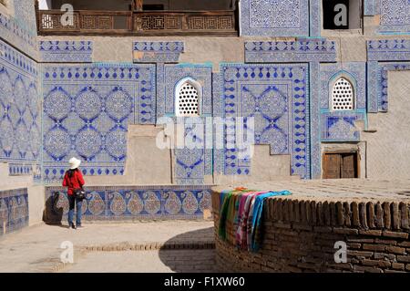 L'Ouzbékistan, de Khorezm, Khiva, Itchan Kala (ville intérieure) inscrite au Patrimoine Mondial de l'UNESCO, les carreaux de céramique peints sur les murs des palais Tach Khaouli Banque D'Images