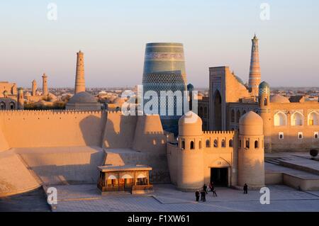 L'Ouzbékistan, de Khorezm, Khiva, Itchan Kala (ville intérieure) inscrite au Patrimoine Mondial de l'UNESCO, vue de la porte de l'Ouest dans la soirée Banque D'Images