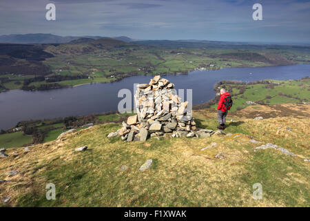 Walker au Beacon Cairn de Arthurs Pike, Parc National de Lake district, comté de Cumbria, Angleterre, Royaume-Uni. Banque D'Images