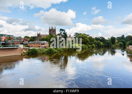 Une vue extérieure de la cathédrale de Hereford avec la rivière Wye circulant dans l'avant-plan Banque D'Images