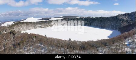 France, Puy-de-Dôme, Besse et Saint Anastaise, Parc Naturel Régional des Volcans d'Auvergne, Cezallier, Le Lac Pavin, maar volcanique (vue aérienne) Banque D'Images