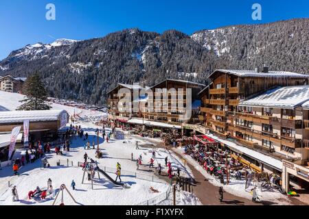 France, Savoie, Valfrejus, vallée de la Maurienne, le départ de télécabine de Thabor, le centre de la station et de ses terrasses Banque D'Images