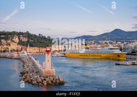 France, Alpes Maritimes, Nice, le vieux port ou port Lympia, ferry pour la Corse Banque D'Images
