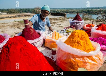 L'Inde, Rajasthan, Baneshwar, la foire annuelle de tribus Bhil est à la fois une ancienne, juste une fête religieuse et d'un carnaval, les offrandes et les poudres stand tilak Banque D'Images
