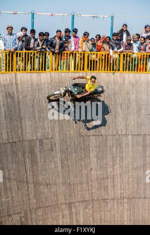 L'Inde, Rajasthan, Baneshwar, la foire annuelle de tribus Bhil est à la fois une ancienne, juste une fête religieuse et fête foraine, le mur de la mort est l'une des principales attractions Banque D'Images