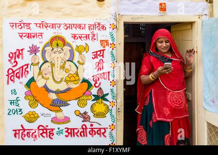 L'Inde, Rajasthan, Jaisalmer, scène de rue, peinture d'éléphant Ganesha de Dieu pour le mariage de l'un des membres de la famille Banque D'Images