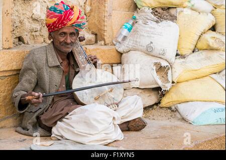 L'Inde, Rajasthan, Jaisalmer, musicien tzigane du désert du Thar Banque D'Images