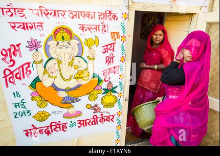 L'Inde, Rajasthan, Jaisalmer, scène de rue, peinture d'éléphant Ganesha de Dieu pour le mariage de l'un des membres de la famille Banque D'Images