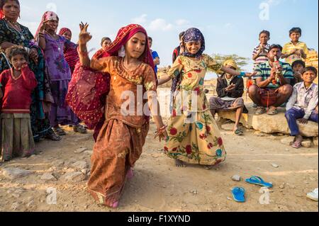 L'Inde, Rajasthan, Jaisalmer, daning dans un village tzigane Banque D'Images