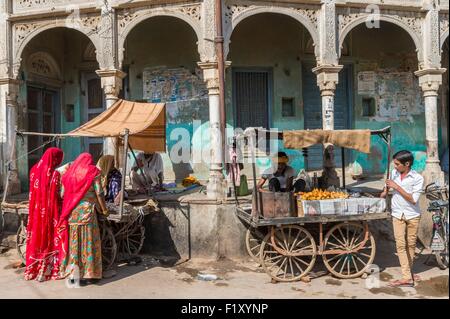 L'Inde, Rajasthan, région de Shekhawati, Mandawa, scène de rue Banque D'Images