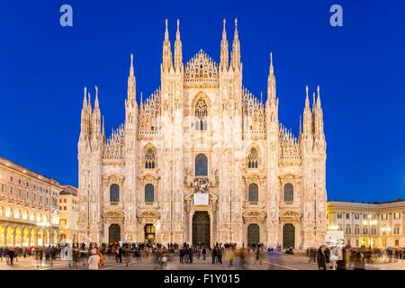 L'Italie, Lombardie, Milan, Piazza del Duomo, la cathédrale de la Nativité de la Sainte Vierge (Duomo), construit entre le 14ème siècle et le 19ème siècle est la troisième plus grande église dans le monde Banque D'Images