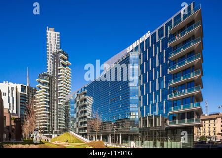 L'Italie, Lombardie, Milan, Porta Nuova Varesine (2009-2015), Solaria Tower (à gauche) de la firme d'architectes Arquitectonica Banque D'Images