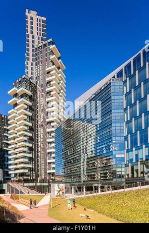 L'Italie, Lombardie, Milan, quartier de Porta Nuova Varesine (2009-2015), gauche Solaria Tower (143 mètres) de la firme d'architectes Arquitectonica Banque D'Images