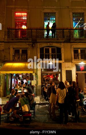 Portugal, Lisbonne, le Bairro Alto, Cais do Sodre, Nova do Carvalho street, bar terrasse Banque D'Images