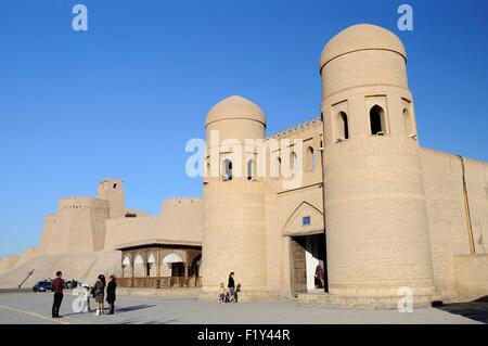 L'Ouzbékistan, de Khorezm, Khiva, Itchan Kala (ville intérieure) inscrite au Patrimoine Mondial de l'UNESCO, l'entrée ouest de la ville fortifiée Banque D'Images