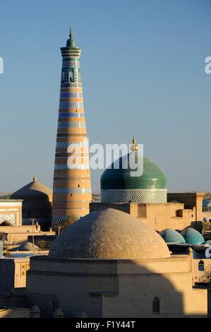 L'Ouzbékistan, de Khorezm, Khiva, Itchan Kala (ville intérieure) inscrite au Patrimoine Mondial de l'UNESCO, le dôme vert de la mausolée Pakhlavan Mahmud et le minaret Islom-Hoja Banque D'Images