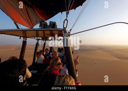 Emirats Arabes Unis, Dubai, vol en montgolfière au dessus du désert (vue aérienne) Banque D'Images