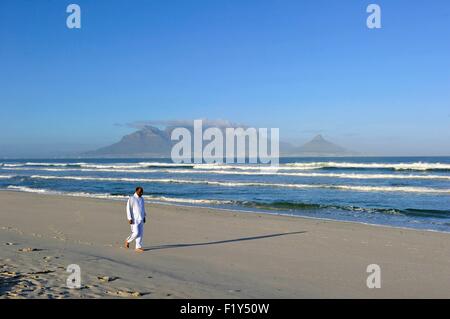 L'Afrique du Sud, Western Cape, Cape Town, Table Mountain, vue de Bloubergstrand Banque D'Images