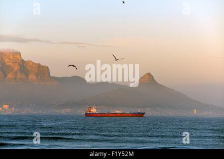 L'Afrique du Sud, Western Cape, Cape Town, Table Mountain, vue de Bloubergstrand Banque D'Images