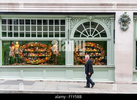 Royaume-uni, Londres, trottoir en face de l'automne showcase au magasin Fortnum & Mason de Piccadilly Banque D'Images