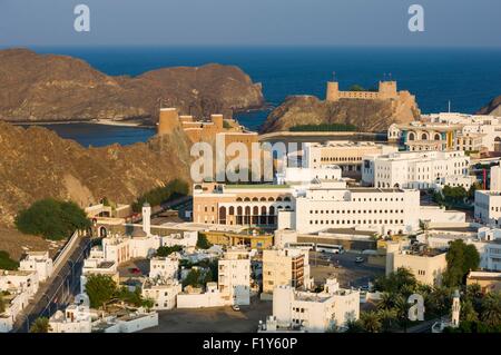 Oman, Muscat, centre historique et le palais du sultan entre les forts portugais de Al-Jalali et Al-Mirani, datant du 17e siècle Banque D'Images