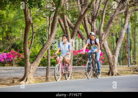 Costa Rica, province de Guanacaste, Péninsule de Nicoya, village de Matapalo, youngs en vélo Banque D'Images