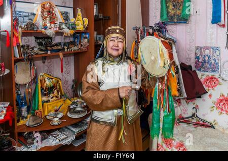 La Russie, en Sibérie, en République de Bouriatie, Tamara Bachiila Chantanova Oust Orda shaman local femme ici dans son appartement Banque D'Images