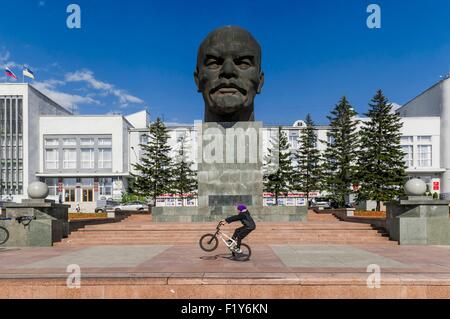 La Russie, en Sibérie, en République de Bouriatie, Oulan-oudé, centre-ville, place soviétique, Lénine chef 42 tonnes, le plus grand Banque D'Images