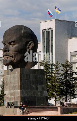 La Russie, en Sibérie, en République de Bouriatie, Oulan-oudé, centre-ville, place soviétique, Lénine chef 42 tonnes, le plus grand Banque D'Images