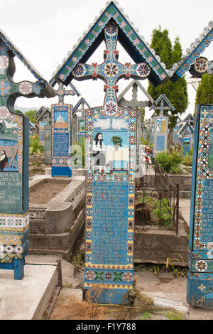 Sapanta, Romania-June 29, 2015 : pierres tombales en bois coloré dans le cimetière Banque D'Images