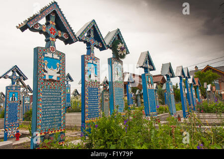 Sapanta, Romania-June 29, 2015 : pierres tombales en bois coloré dans le cimetière Banque D'Images