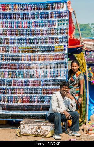 L'Inde, Rajasthan, Baneshwar, la foire annuelle de tribus Bhil est à la fois une ancienne, juste une fête religieuse et une fête foraine, le vendeur de lunettes Banque D'Images