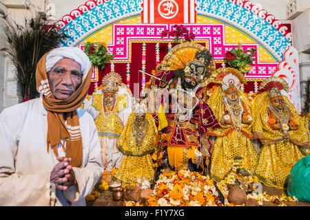 L'Inde, Rajasthan, Baneshwar, la foire annuelle de tribus Bhil est à la fois une ancienne, juste une fête religieuse et d'un carnaval, prêtre hindou Banque D'Images