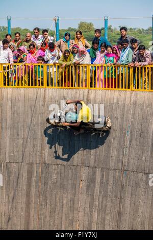 L'Inde, Rajasthan, Baneshwar, la foire annuelle de tribus Bhil est à la fois une ancienne, juste une fête religieuse et fête foraine, le mur de la mort est l'une des principales attractions Banque D'Images
