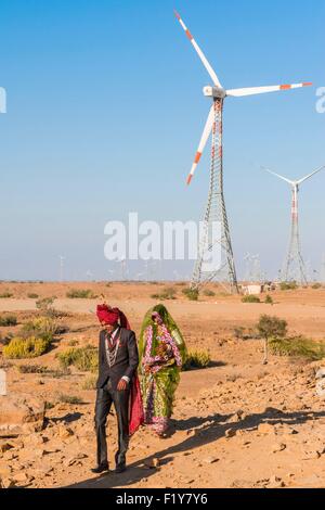 L'Inde, Rajasthan, Jaisalmer, couple nouvellement marié à pied par les éoliennes sur les collines de Bada Bagh Banque D'Images