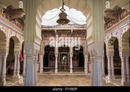 L'Inde, Rajasthan, région de Shekhawati, Mandawa, le Raghu Nath temple est situé dans une ancienne haveli Banque D'Images