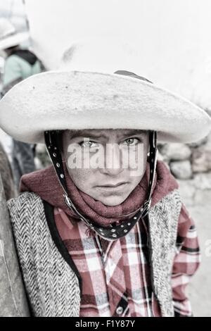 Le Pérou, Cuzco, province Livitaca, Feria de San Sebastian, qui se réunit toutes les communautés indiennes de la région, les jeunes avec les yeux clairs de cowboy Banque D'Images