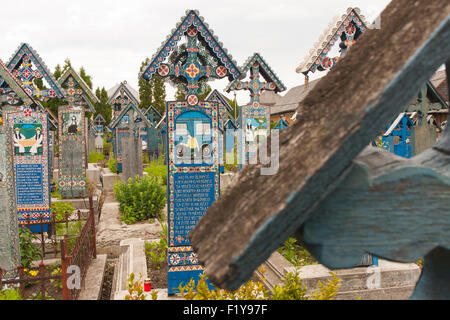 Sapanta, Romania-June 29, 2015 : pierres tombales en bois coloré dans le cimetière Banque D'Images