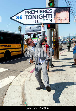 Los Angeles, Californie, USA. 05Th Nov, 2015. Publicité AArow sign spinner KOREY MENDENHALL attire l'attention sur la premiere ce soir de la fin du Show avec Stephen Colbert. Crédit : Brian Cahn/ZUMA/Alamy Fil Live News Banque D'Images