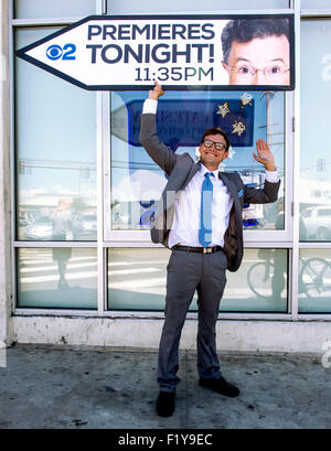 Los Angeles, Californie, USA. 05Th Nov, 2015. Publicité AArow sign spinner WES MOORE attire l'attention sur la premiere ce soir de la fin du Show avec Stephen Colbert. Crédit : Brian Cahn/ZUMA/Alamy Fil Live News Banque D'Images