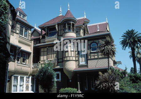 On croit être hanté par les fantômes, la Winchester Mystery House est un manoir victorien tentaculaire qui attire les touristes à San Jose, Californie, USA. Sarah Winchester, riche héritière de la célèbre compagnie d'armes à feu, a commencé sa construction en 1884 pour apaiser les esprits des personnes qui auraient été tués par les fusils Winchester. Elle a poursuivi sa construction randonnées résidence personnelle de façon anarchique pendant 38 ans. Parmi les curiosités de ce 161-prix residence sont escaliers qui mènent vers le plafond, et les portes qui s'ouvrent sur des murs ou d'aller nulle part (comme on le voit sur cette photo). Banque D'Images