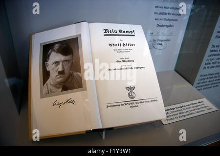 Von Adolf Hitler signiertes Buch 'Mein Kampf', Dokumentationszentrum Obersalzberg, Berchtesgaden, Alpen bei Berchtesgaden, Baye Banque D'Images