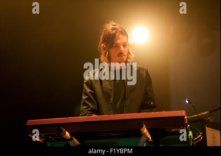 Glasgow, Ecosse, Royaume-Uni. 8 Septembre, 2015. Dominic Simper du groupe de rock australien Tame Impala effectue live at the Barrowland Ballroom. Credit : Roberto Ricciuti/Alamy Live News Banque D'Images