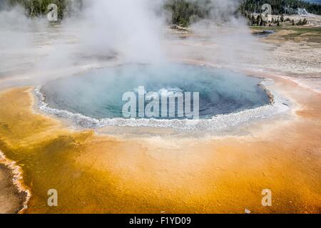 Un geyser bleu au Parc National de Yellowstone. Banque D'Images