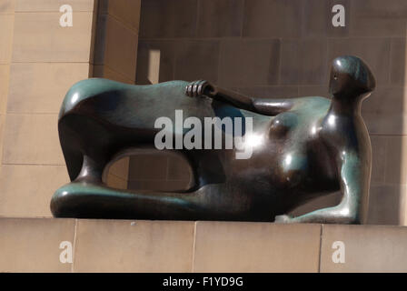 Femme allongée : Elbow 1981 - Henry Moore Banque D'Images