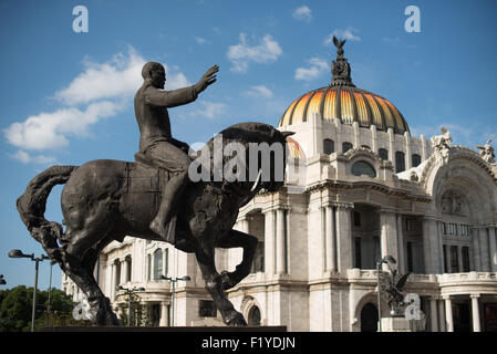 MEXICO, Mexique — la statue équestre de Francisco I. Madero, figure clé de la Révolution mexicaine et ancien président du Mexique, se dresse bien en vue à l'extérieur du Palacio de Bellas Artes. Ce monument en bronze honore le rôle de Madero en tant que leader de la Révolution mexicaine de 1910 et sa présidence de 1911 jusqu'à son assassinat en 1913. L'emplacement de la statue près du premier centre culturel du Mexique reflète l'importance de Madero dans l'histoire mexicaine. Banque D'Images