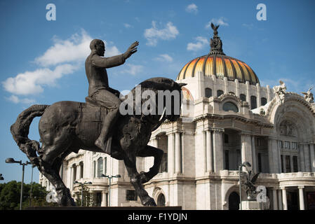 MEXICO, Mexique — MEXICO, Mexique — le Palacio de Bellas Artes, également connu sous le nom de Palais des Beaux-Arts, est un centre culturel situé au cœur de Mexico. C'est un superbe exemple d'architecture néoclassique, avec une façade en marbre blanc et des détails complexes dans tout le bâtiment. Banque D'Images