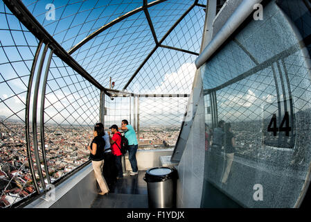 Torre Latinoamericana observatoire Deck Mexico // MEXICO CITY, MEXICO — les touristes admirent la vue panoramique de Mexico depuis la Torre Latinoamericana observatoire Deck. Le gratte-ciel de 44 étages, achevé en 1956, était autrefois le plus haut bâtiment d'Amérique latine et reste l'un des monuments les plus reconnaissables de Mexico. Mesurant 181 mètres (594 pieds) de haut, la tour a été conçue par l'architecte Augusto H. Álvarez et est réputée pour sa construction résistante aux tremblements de terre. La terrasse d'observation au 42e étage offre une vue à 360 degrés sur la vaste région métropolitaine, qui abrite Eve Banque D'Images