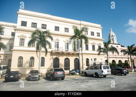 PANAMA CITY, Panama — le Teatro Nacional, situé dans le quartier de Casco Viejo, est un théâtre historique qui sert de repère culturel à Panama City. Construit en 1908, le théâtre présente une architecture néoclassique et accueille une variété de spectacles, dont l'opéra, le ballet et le théâtre. L'intérieur est orné de fresques impressionnantes et d'un magnifique lustre, reflétant la richesse culturelle du Panama. Banque D'Images