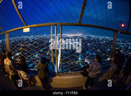 Torre Latinoamericana Mexico City la nuit // MEXICO CITY, Mexique — le paysage urbain tentaculaire de Mexico City s'étend à travers la vallée vu depuis le 44ème étage de la Torre Latinoamericana la nuit. La Torre Latinoamericana, achevée en 1956, a été le premier gratte-ciel majeur du Mexique et reste l'un des monuments les plus reconnaissables de la ville dans le centre-ville. Mesurant 181 mètres (594 pieds) de haut, le bâtiment a été la plus haute structure d'Amérique latine pendant plusieurs décennies. La terrasse d'observation de la tour offre une vue panoramique sur l'une des plus grandes zones métropolitaines du monde, qui abrite Banque D'Images